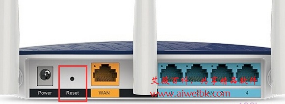 按住复位按钮,把迅捷(FAST)路由器恢复出厂设置